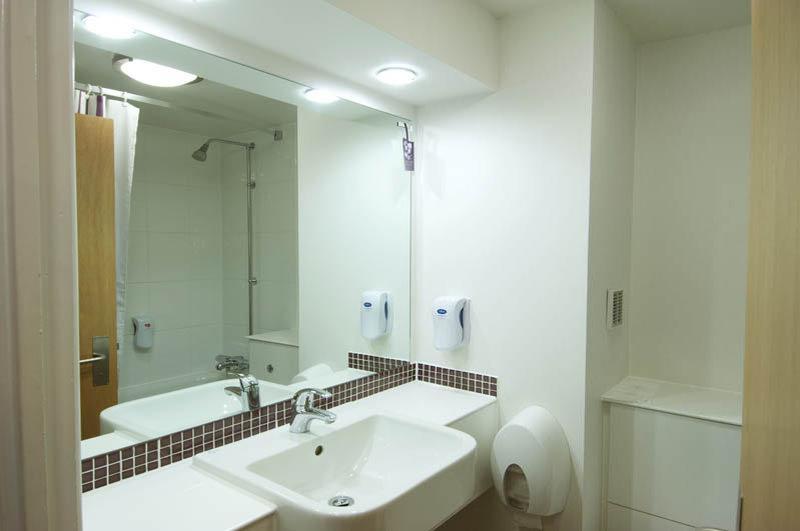 Premier Inn Ashford Central Экстерьер фото
